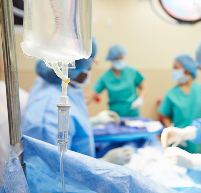 Chirurg und Krankenschwestern im OP-Saal