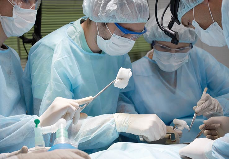 Chirurgen nutzen Schaum für präoperative Vorbereitung der Haut im Operationssaal