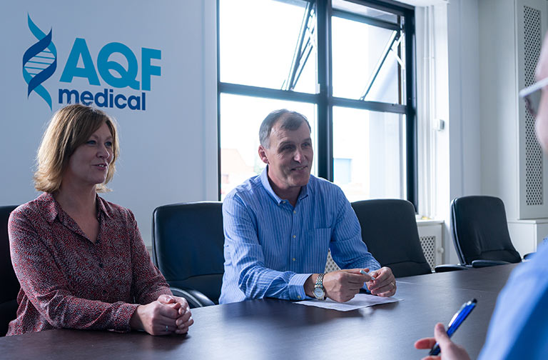 Réunion de conception sur mesure dans salle du conseil d'AQF